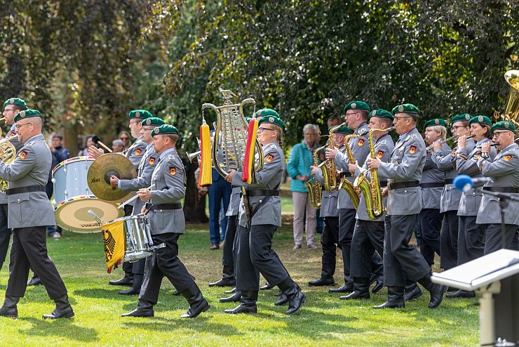 Ministerpräsident verleiht auf dem Schloßplatz der Panzerbrigade 21 „Lipperland“ der Bundeswehr das Fahnenband des Landes Nordrhein-Westfalen. - © Jannik Stodiek