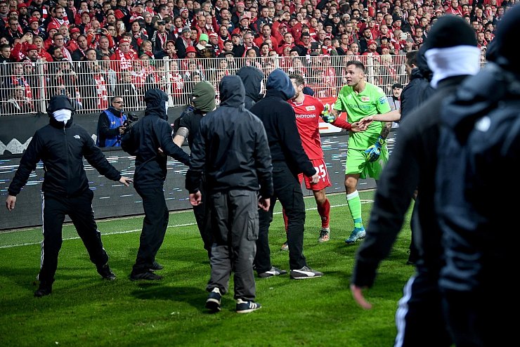 Platzsturm - &copy; Foto: Britta Pedersen, Andreas Gora/dpa