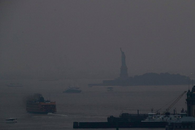 Rauch über New York - © Foto: Julie Jacobson/AP/dpa