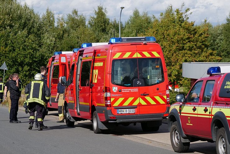 Rund 60 Kräfte der Feuerwehr sind bei dem ABC-Einsatz vor Ort. - © Blaulichtfotografen