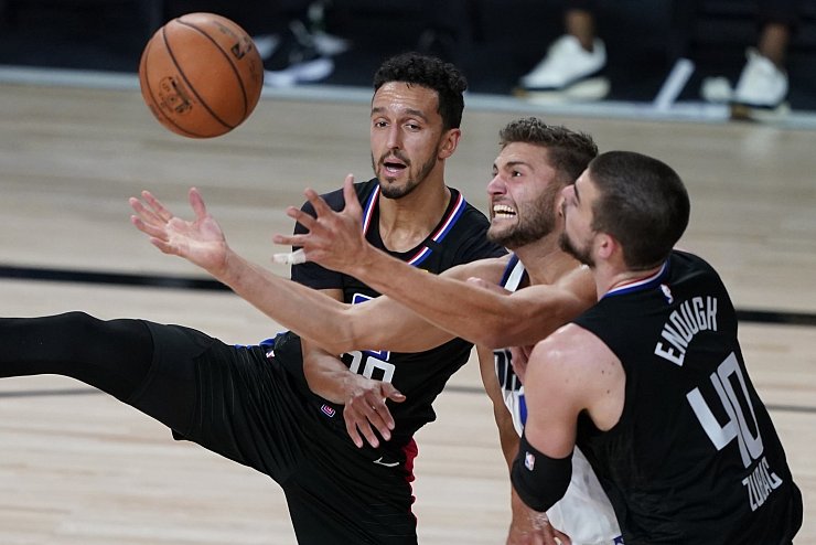 Kampf um den Ball - &copy; Foto: Ashley Landis/AP/dpa