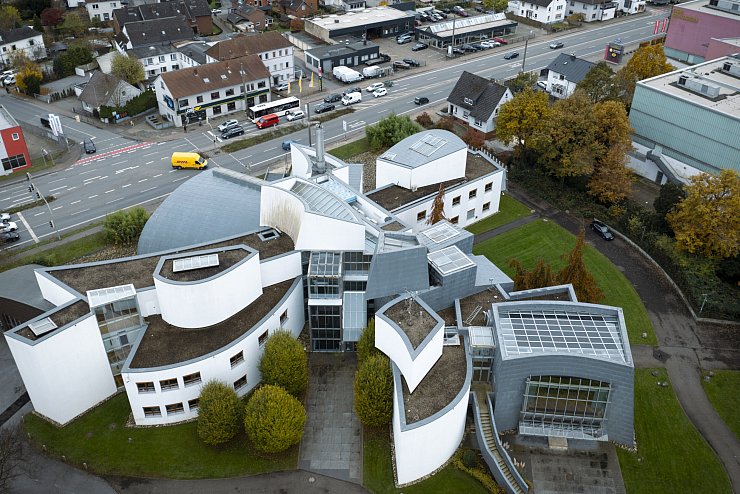 Das Energie Forum Innovation (EFI) an der Mindener Straße in Bad Oeynhausen sieht aus, als hätte ein Riese seine Bauklötze hier verstreut.Der kühne Entwurf stammt von dem amerikanischen Star-Architekten Frank O. Gehry. - © Thorsten Ulonska
