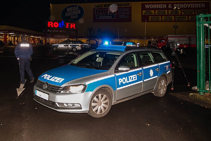 Die Schüsse auf das männliche Opfer fielen auf dem Parkplatz des Möbelhauses in Leopoldshöhe-Asemissen. Die Mordkommission nahm noch am Abend die Ermittlungen auf. - © Christian Mathiesen