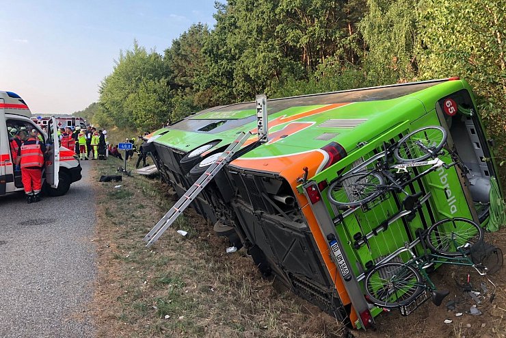 Fernbus nach Berlin auf A19 verunglückt - © Foto: NonstopNews