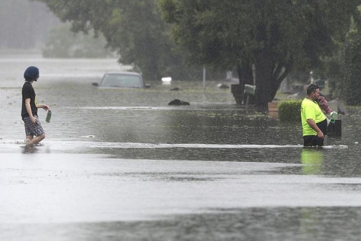 &Uuml;berflutete Stra&szlig;en - &copy; Foto: Rick Rycroft/AP/dpa