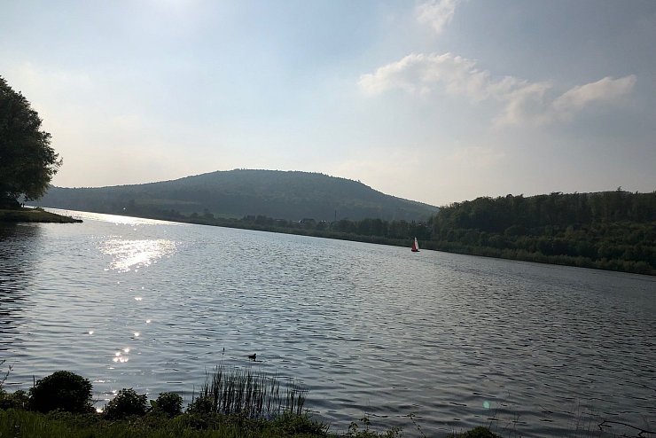 Letzte Etappe: Am Schiedersee entlang radeln wir entspannt gen Ausgangspunkt, den wir nach 72 Kilometern erreichen. - © Silke Buhrmester