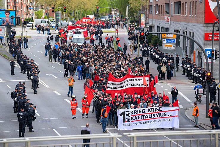 1. Mai - Demonstration - &copy; Foto: Jonas Walzberg/dpa