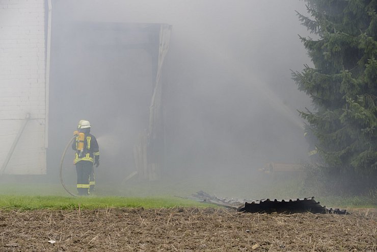 Ein Großbrand in einer Verzinkerei in Barntrup sorgt für große Rauchschwaden. - © Karl-Heinz Krull