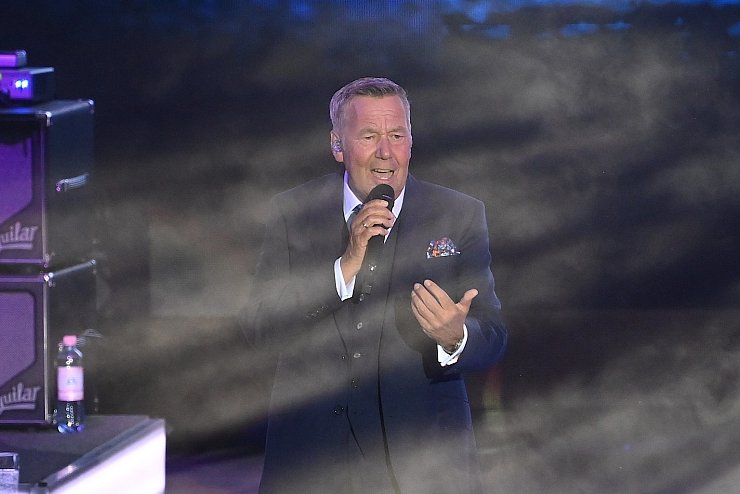 Roland Kaiser in der Waldb&uuml;hne - &copy; Foto: Britta Pedersen/dpa-Zentralbild/dpa