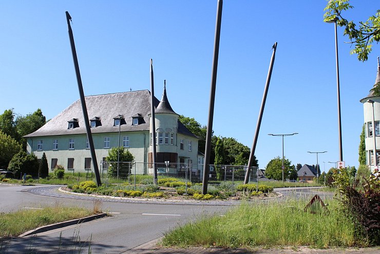 Durch Balken, Keile und einen Sicherheitszaun gesichert hatte die Kugel zwischen den Halterungen im Kiesbett gelegen, nachdem Anfang April durch einen Sturm die Halteseile beschädigt worden waren. - © Lorraine Brinkmann