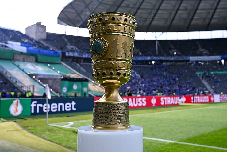 Da ist das Ding! Ein erster Blick auf den Pokal vor dem Anpfiff. - © Teresa Kroeger/RHR-FOTO