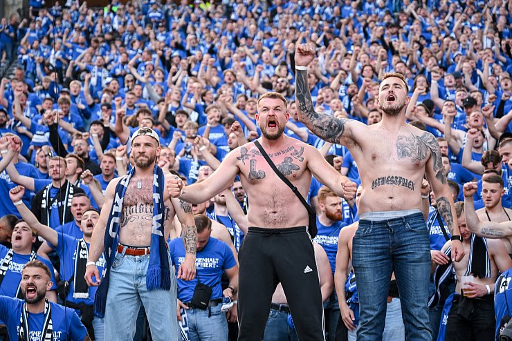 Lange vor dem Anpfiff sorgten Arminias Fans bereits lautstark für Stimmung im Berliner Olympiastadion. - © Teresa Kroeger/RHR-FOTO