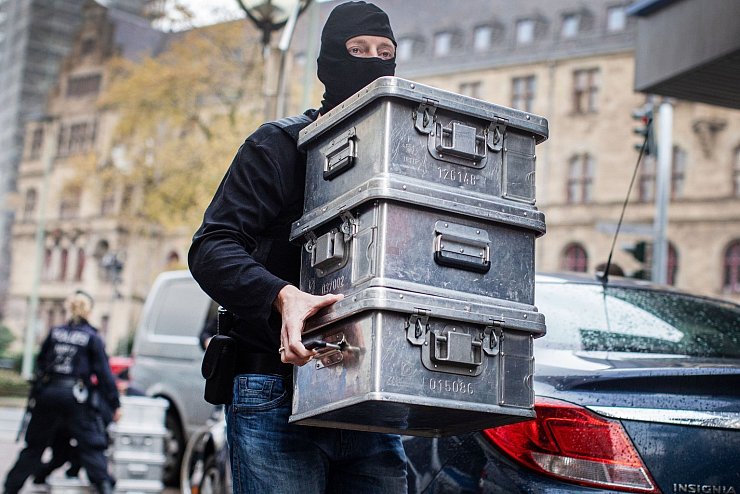 Razzia - &copy; Foto: Christoph Reichwein/dpa