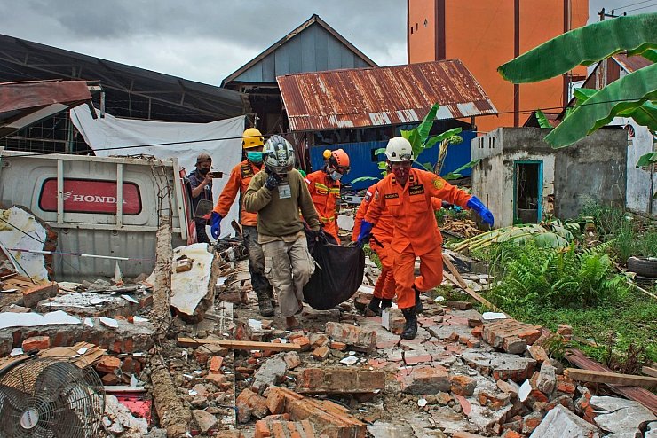 Erdbeben in Indonesien - © Foto: Azhari Surahman/AP/dpa