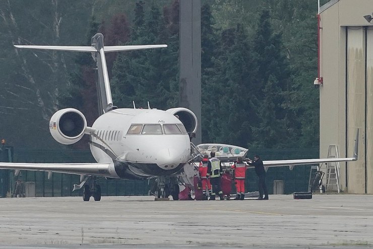 Nawalny gelandet - &copy; Foto: Michael Kappeler/dpa
