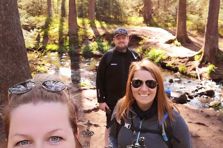 Unterwegs am Silberbach ist Delia Fiz mit ihrer Schwester Cornelia Krein und ihrem Bruder Markus Reger. - &copy; Delia Fiz