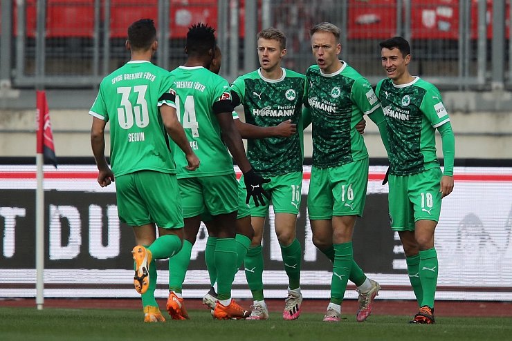 Tabellenf&uuml;hrer - &copy; Foto: Daniel Karmann/dpa