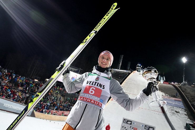 Silberner Pokal - &copy; Foto: Daniel Karmann/dpa