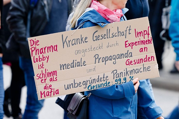 Demo-Schild - &copy; Foto: Frank Molter/dpa