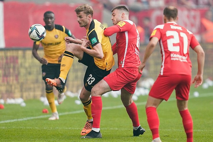 - &copy; Uwe Anspach/dpa