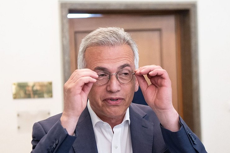 - &copy; Boris Roessler/dpa