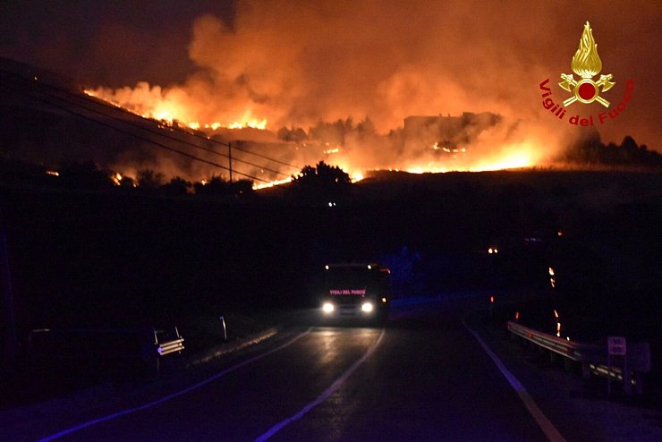 Waldbr&auml;nde in Italien - &copy; Foto: ---/Italian Firefighters/AP/dpa