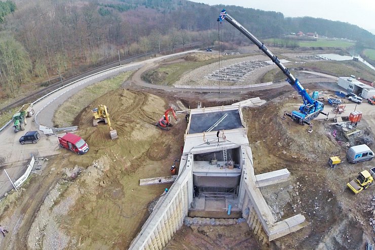 Einbau der Schütztafel in den Staudamm Schieder-See. Foto: Robin Jähne