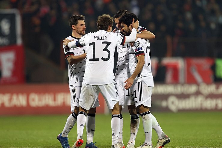 Die DFB-Elf um Doppelpacker Ilkay G&uuml;ndogan (r.) setzte sich souver&auml;n in Armenien durch. - &copy; Foto: Christian Charisius/dpa