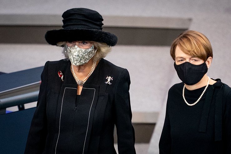 Herzogin Camilla und Elke B&uuml;denbender - &copy; Foto: Kay Nietfeld/dpa