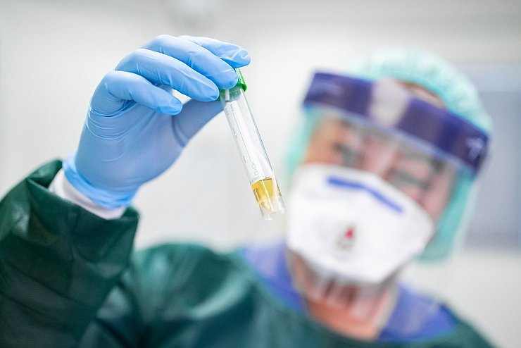 Virus-Test - &copy; Foto: Marcel Kusch/dpa