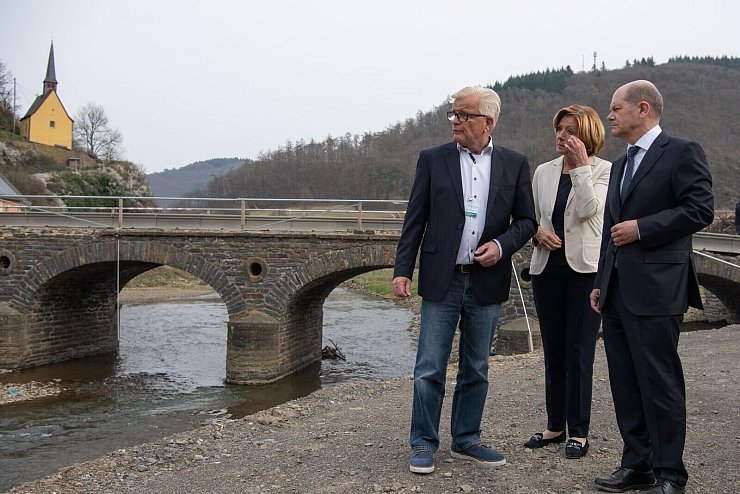 - &copy; Boris Roessler/dpa-Pool/dpa