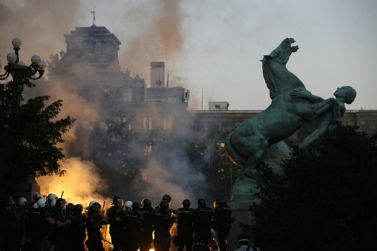 Rauch &uuml;ber Belgrad - &copy; Foto: Darko Vojinovic/AP/dpa