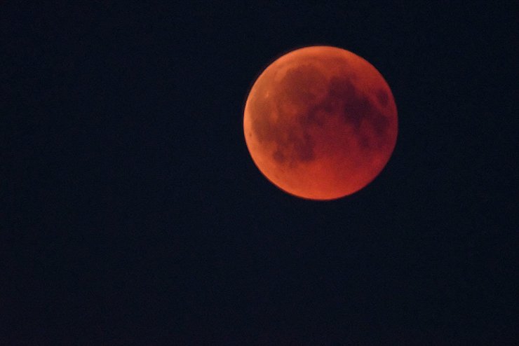 Blutmond &uuml;ber dem Detmolder Apenberg - &copy; Ralf Beckmann