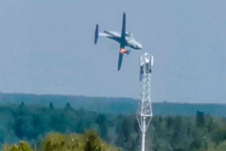 Milit&auml;rflugzeug bei Test abgest&uuml;rzt - &copy; Foto: Dmitry Ovchinnikov/Dmitry Ovchinnikov/AP/dpa