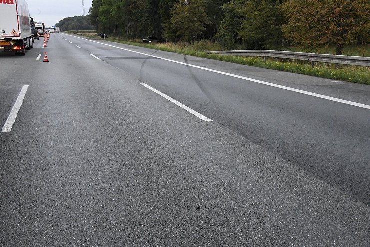 Während der Rettungs- und Bergungsarbeiten sperrte die Autobahnpolizei den rechten und mittleren Fahrstreifen. - © Andreas Eickhoff