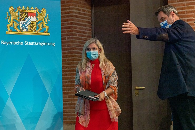 Melanie Huml (l, CSU), Staatsministerin f&uuml;r Gesundheit und Pflege, und Markus S&ouml;der (CSU), Ministerpr&auml;sident von Bayern, auf dem Weg zu einer gemeinsamen Pressekonferenz. - &copy; Peter Kneffel/dpa