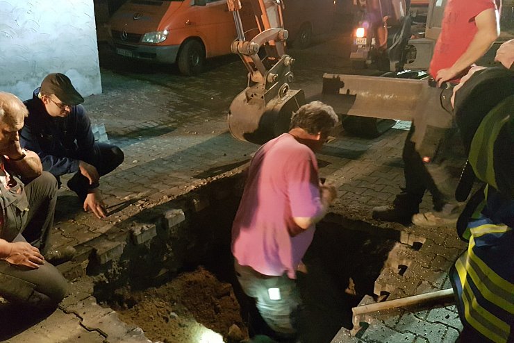 Mehrere Stunden war ein vier Monate junges Schaf in einem Rohr des unterirdischen Mühlengrabens eingeklemmt. Die Einsatzkräfte des Warburger Löschzugs konnten gemeinsam mit der Spezialfirma Waldeier nach einer aufwändigen Bergungsaktion retten. - © Katharina Engelhardt