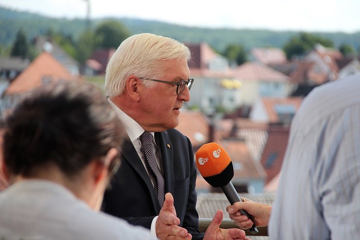 Bundespräsident Frank-Walter Steinmeier kommt zum Sommerinterview in den Lippischen Hof in Bad Salzuflen. ZDF-Moderation Bettina Schausten führt das Interview, das für das Politmagazin "Berlin direkt" aufgezeichnet wurde. - © Heidi Stork