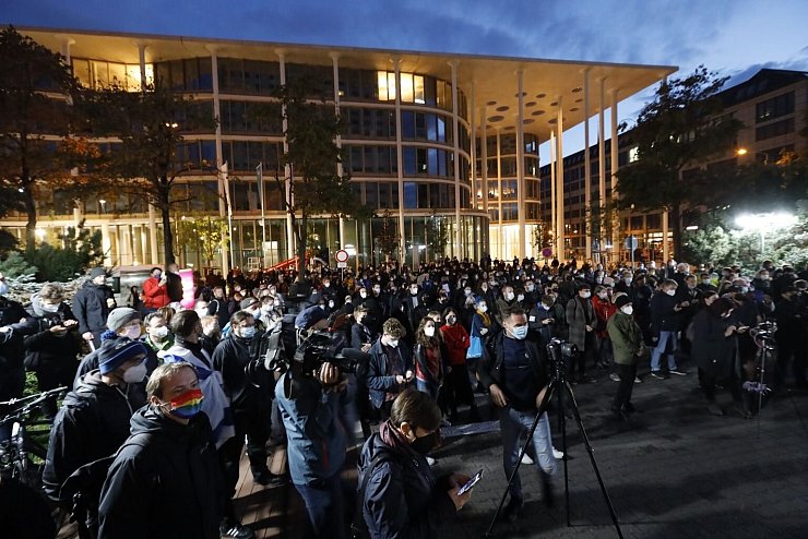 Demonstration vor dem Hotel &laquo;Westin Leipzig&raquo; - &copy; Foto: Dirk Knofe/dpa