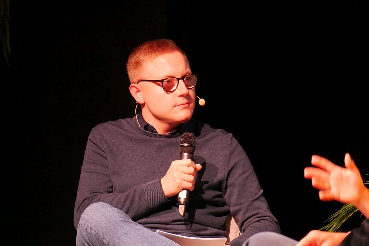 Hart aber Pawellek: Frank Plasberg und seine Frau Anne Gesthuysen plaudern mit Louis Pawellek im Kurtheater. - © Thomas Krügler