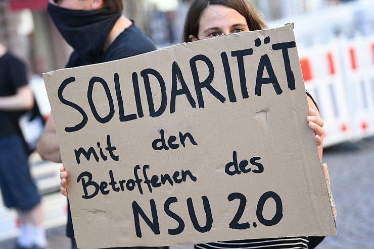 Rechtsextreme Drohmails - © Foto: Arne Dedert/dpa