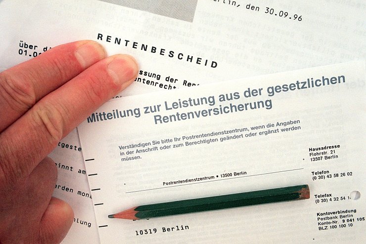 Rentenbescheid - &copy; Foto: Jens Kalaene/dpa-Zentralbild/dpa