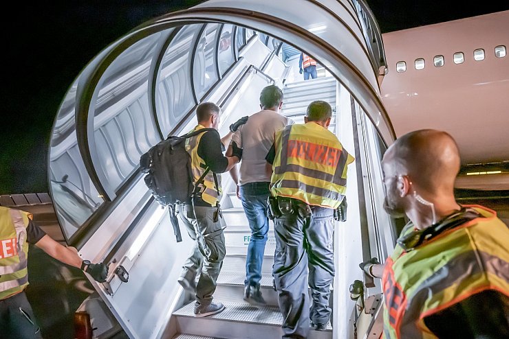 Abschiebeflug - &copy; Foto: Michael Kappeler/dpa