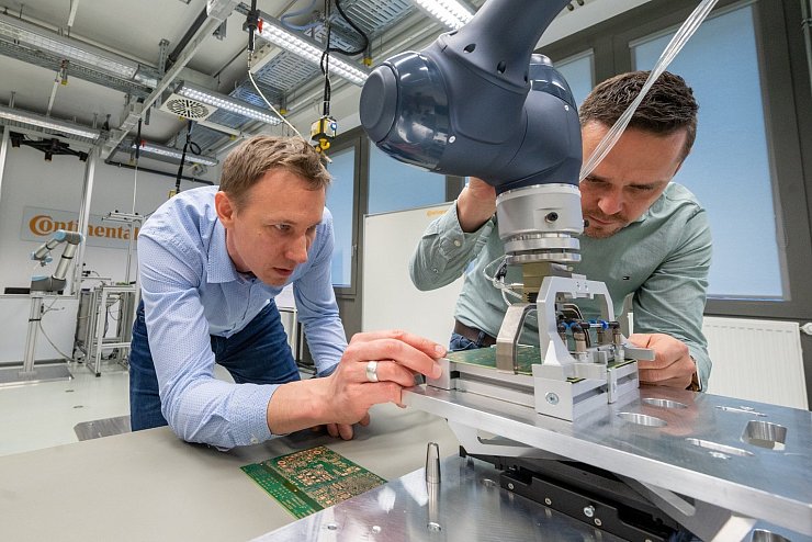 Continental Jahreszahlen - &copy; Foto: Armin Weigel/dpa