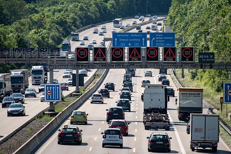 Autos - &copy; Foto: Fabian Sommer/dpa