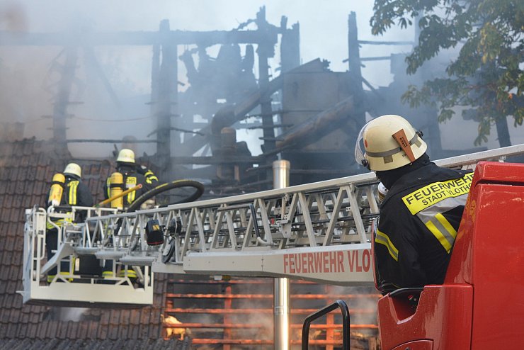 Brand "Zur Alten Wasserm&uuml;hle, Kalletal-LangenholzhausenAuf der R&uuml;ckseite der Wasserm&uuml;hle konnte ein weiterer Angriffstrupp das &Uuml;bergreifen der Flammen auf das benachbarte Gemeindehaus verhindert werden. - &copy; Foto: Watermann