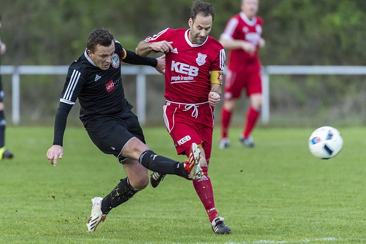 Im Lipperderby muss der RSV Barntrup eine bittere 0:1-Heimniederlage vor rund 200 Zuschauern gegen den Blomberger SV einstecken. - © Egon Penner