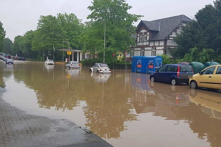 "Land unter": Am Regenstorplatz geht das Wasser bis über die Kennzeichen. Die Polizei bittet, dort parkende Autos wegzufahren. - © Philip Marx