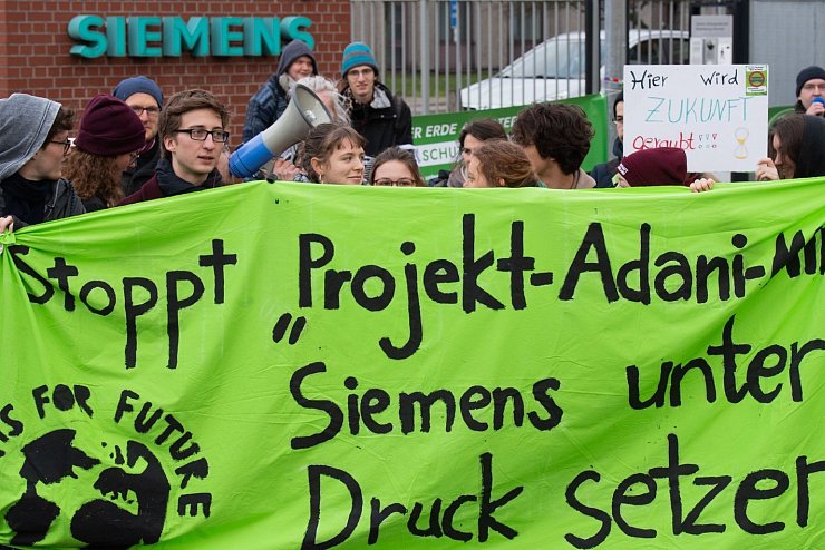 Protest gegen Siemens - &copy; Foto: Julian Stratenschulte/dpa