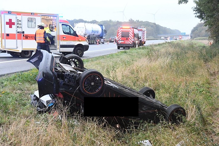Während der Rettungs- und Bergungsarbeiten sperrte die Autobahnpolizei den rechten und mittleren Fahrstreifen. - © Andreas Eickhoff